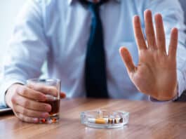 l'alcool au bureau Depositphotos Elnur