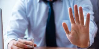 Comment combattre l’alcool au bureau l'alcool au bureau Depositphotos Elnur