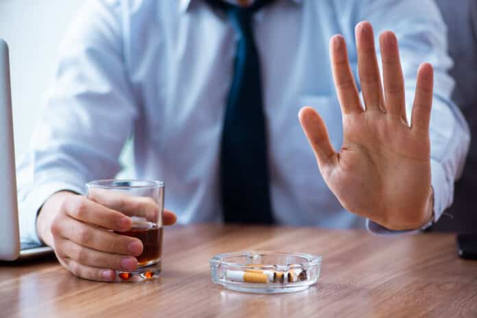 l'alcool au bureau Depositphotos Elnur