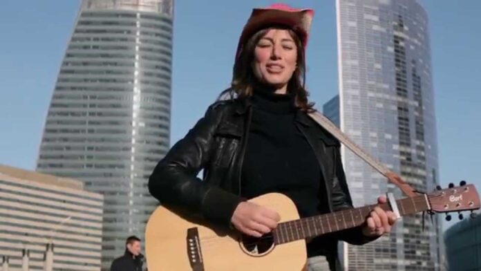 La chanteuse Anais sen prend aux DRH credit album Hellokitty www.anais inyourfaice