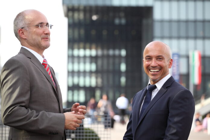 Dans un monde de complexité et de changement, Cadre et Dirigeant, qui êtes-vous vraiment ?… Organigrammes, cartes de visite, avatars et profils de réseaux sociaux, signatures électroniques… autant de dénominations qui qualifient des professionnels aux activités aussi variées que les organisations qu’ils font fonctionner. Derrière le bal des étiquettes, formelles et informelles, explicites ou implicites, se pose une question de rôles et de responsabilités. Cadre dirigeant, qui êtes-vous vraiment ?