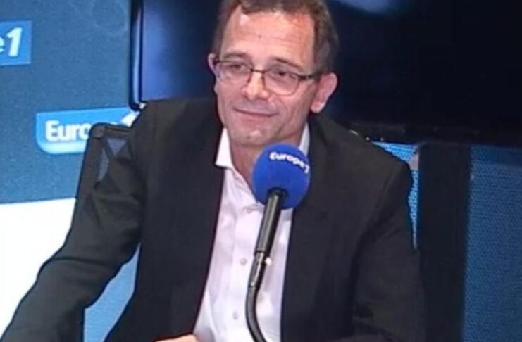 Un patron explique l’entreprise aux politiques