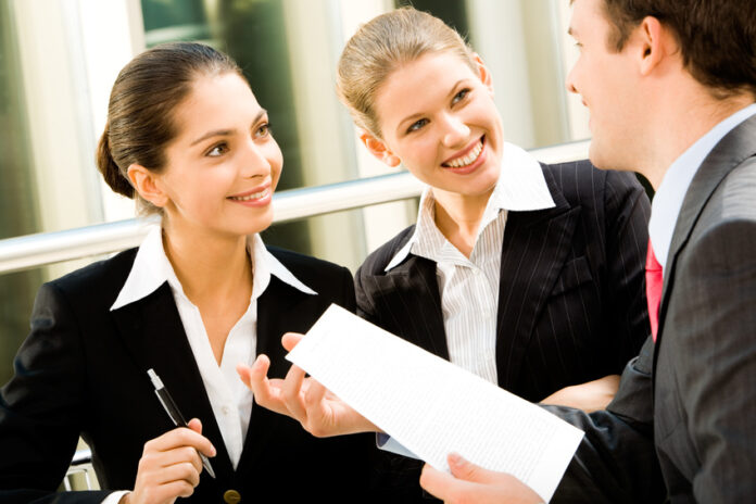 Avoir des amis au travail vous rend plus heureux
