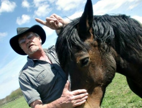 Gilles Cornuet, coach et équi-coach, un accompagnement facilité par le cheval.