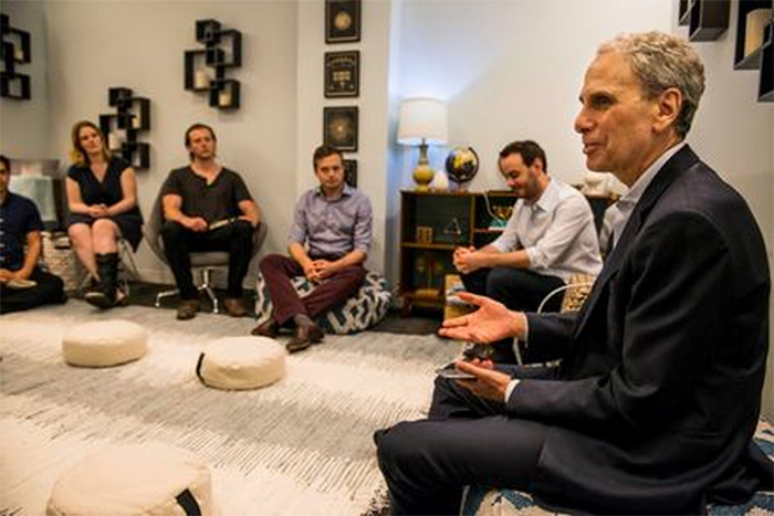 Bob Roth, dans la salle de méditation du Huffington Post, expliquant aux rédacteurs les fondements de la technique de MT. (©globalgoodnews.com) 