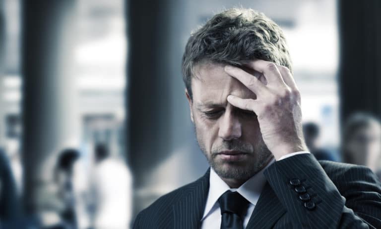 Perfectionniste en costume et cravate, recherchez aussi le plaisir