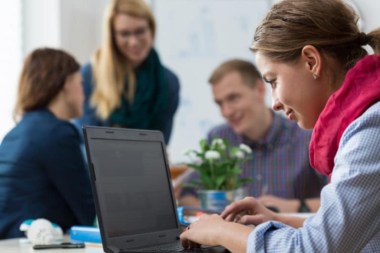 Bien-être au travail : open space, zone d’intimité et télétravail