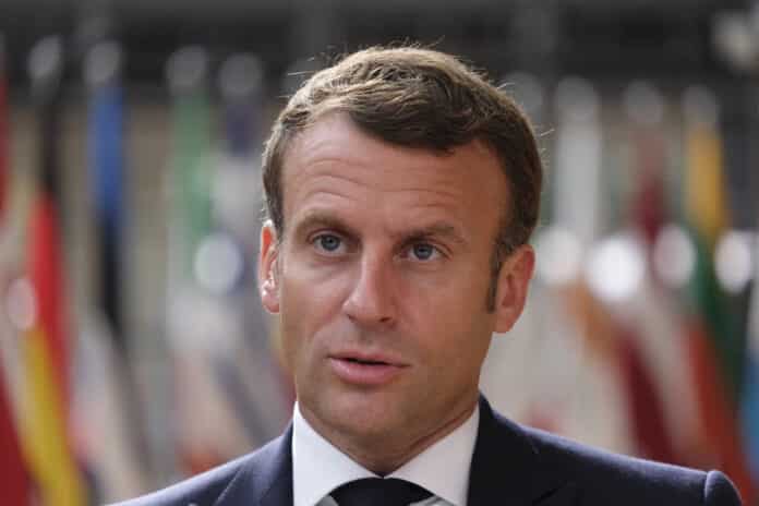 Cadres, ce qu’Emmanuel Macron vous réserve Depositphotos_