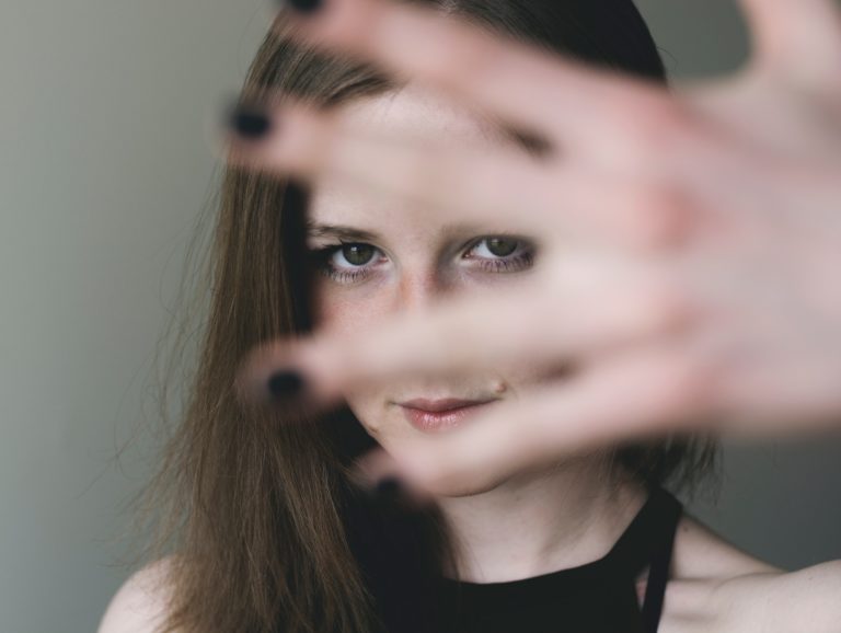 Quand on coupe la parole aux femmes : le phénomène « manterruption »