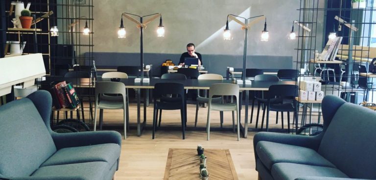 Passez par une agence immobilière pour votre espace de coworking