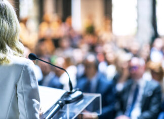 Parler en public : comment réussir à surmonter votre trac Parler en public credit Depositphotos