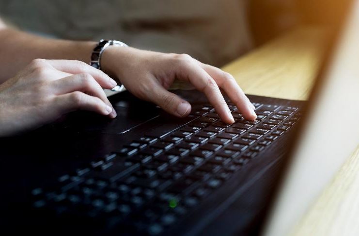 La recherche vocale en ligne.