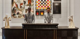 Heureux de travailler. dans l'hôtellerie