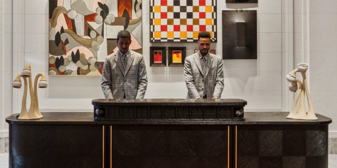 Heureux de travailler. dans l'hôtellerie