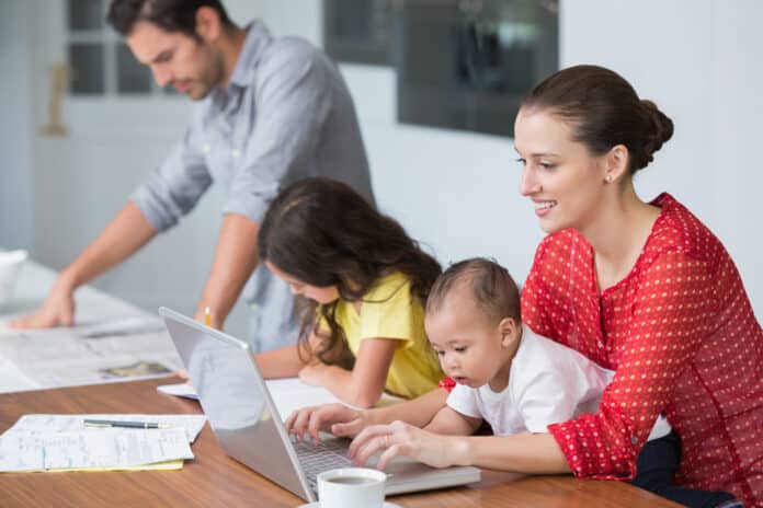 Si on peut travailler de chez soi, pourquoi aller « au bureau » credit Depositphotos