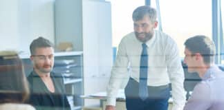 Manager, pour être inspirant, souriez et souriez encorecredit Depositphotos seventyfour