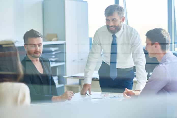 Manager, pour être inspirant, souriez et souriez encorecredit Depositphotos seventyfour