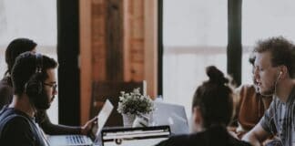 L’insertion des jeunes sur le marché du travail: un pari sur l’avenir pour les entreprises L’insertion des jeunes dans le travail