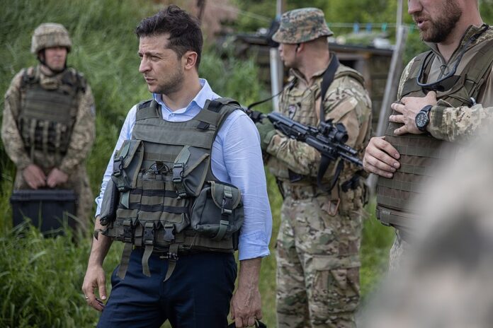 Guerre entre l'Ukraine et la Russie Volodymyr Zelensky CreditPhotohttpsWwww.president.gov.uaPhotosPrezidentUkrayiniVolodimirZelenskijVidvidavPeredovi