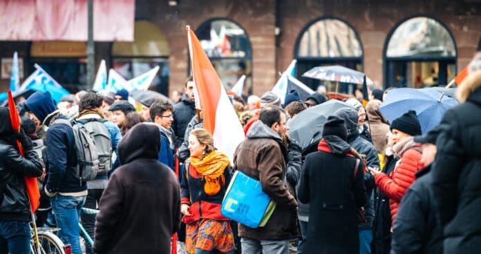 ce qu'on dit de la grève et des syndicats credit Depositphotos