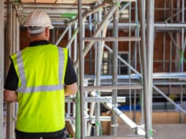 Chantier, les avantages de se fournir chez un spécialiste de l'échafaudage credit Depositphotos