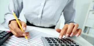 Comptable travaillant sur calculatrice Depositphotos