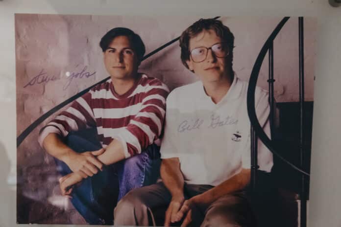 Steve Jobs et Bill Gates à Prague en credit Depositphotos
