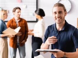 Avec un travail de + en + hybride et flexible, comment re-créer du lien Credit Depositphotos