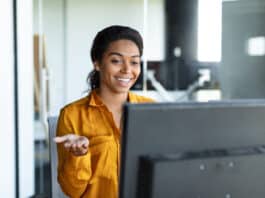 Comment lancer votre entreprise, tout en restant salarié credit Depositphotos