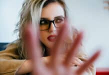 Syndrome de l’imposteur au travail : voici comment vous en débarrasser Syndrome-de-limposteur-Depositphotos_190285232_PHOTOMINUS-scaled.jpg