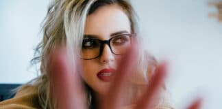 Syndrome de l’imposteur au travail : voici comment vous en débarrasser Syndrome-de-limposteur-Depositphotos_190285232_PHOTOMINUS-scaled.jpg