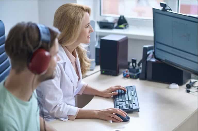 Devenir audioprothésiste et entrepreneur : le guide de reconversion professionnelle