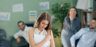 Violence au travail : 8 actions concrètes à mettre en œuvre Violence au travail credit Depositphotos_belchonock