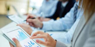 La Place de la Machine vs l’Humain : L’IA renforce la collaboration dans les Ressources Humaines RH ET IA credit Depositphotos_Pressmaster