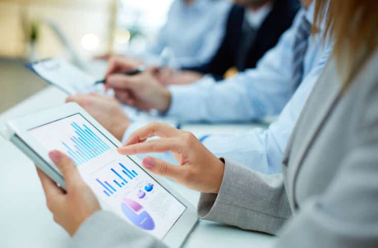 La Place de la Machine vs l’Humain : L’IA renforce la collaboration dans les Ressources Humaines RH ET IA credit Depositphotos_Pressmaster