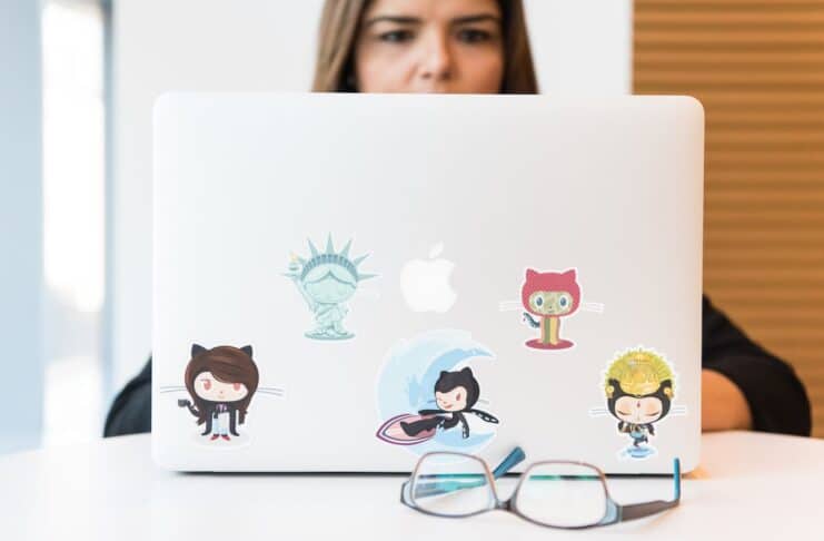 Pourquoi faut-il adopter les stickers personnalisés dans votre entreprise ?
