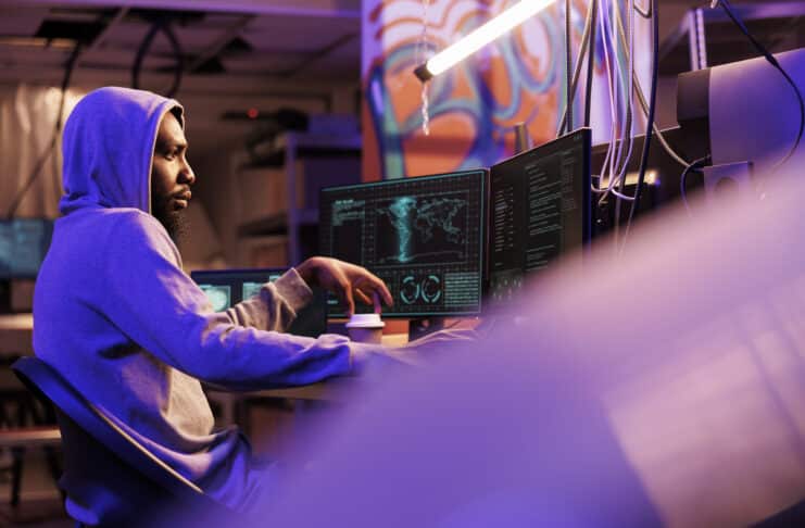 Pourquoi les cyberattaques « zéro-clic » sont si redoutables pour les entreprises pourqoui les cyberattaques zero clic sont si vulnérables Depositphotos_DragosCondreaW