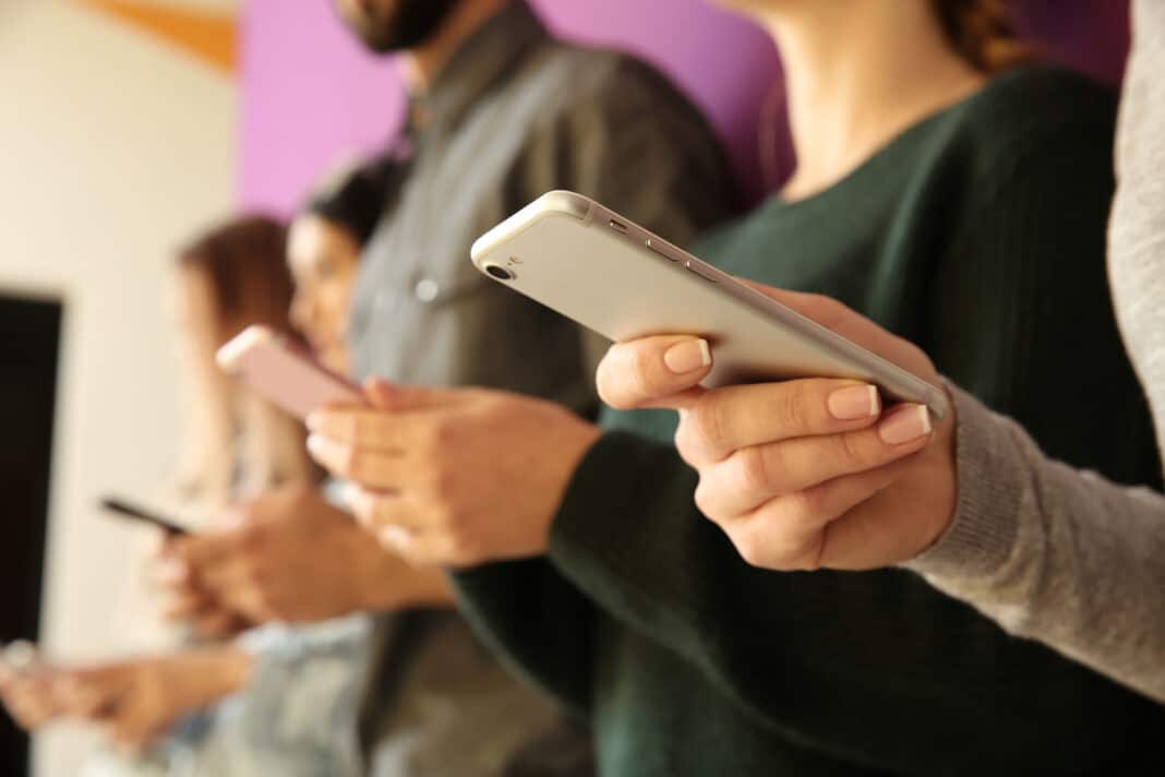 Combattre le danger des réseaux sociaux Depositphotos_serezniy