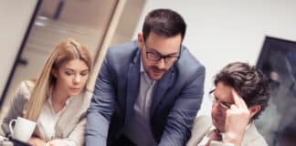 Onboarding et Offboarding : 2 outils clés pour améliorer la culture d’entreprise On boarding et outboarding Depositphotos_ Ivanko1980}