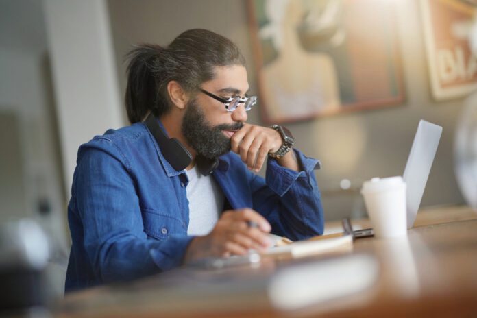 Entreprendre rend plus heureux Explications Depositphotos_Goofluz