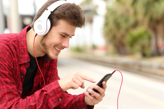 Socail listening Depositphotos_AntonioGuillemF