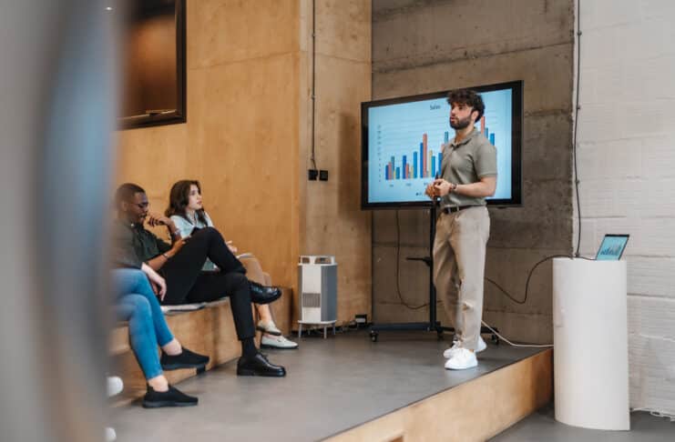 L’impact de PowerPoint dans une réunion d’affaires Depositphotos_Gorgev