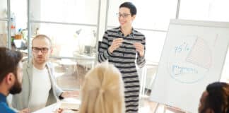 Pourquoi privilégier une IA conçue pour les RH et non ChatGPT ? Privilégier une IA conçue pour les RH Depositphotos_pressmaster