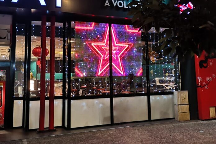 ecran-led-transparent-x7-air-vitrine-restaurant